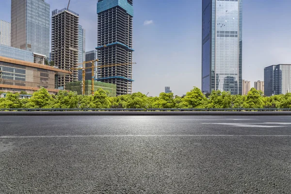 Panoramik Siluet Boş Yolu Boş Beton Zemini Olan Modern Binaları — Stok fotoğraf