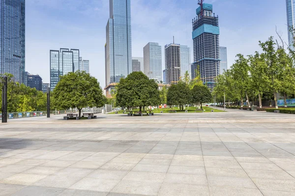 Panoramik siluet ve boş yolu, boş beton zemini olan modern iş binaları.