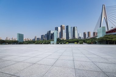 Panoramik siluet ve boş yolu, boş beton zemini olan modern iş binaları.