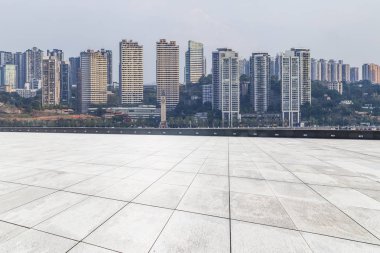 Panoramik siluet ve boş yolu, boş beton zemini olan modern iş binaları.