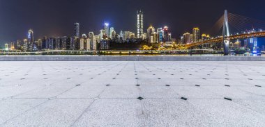 Panoramik manzarası ve binaları geceleri boş yol ile