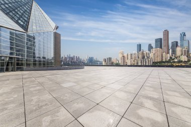 Panoramik siluet ve boş yolu, boş beton zemini olan modern iş binaları.