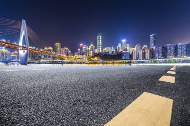 Panoramik manzarası ve binaları geceleri boş yol ile