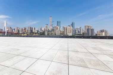 Panoramik siluet ve boş yolu, boş beton zemini olan modern iş binaları.