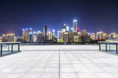 Panoramik manzarası ve binaları geceleri boş yol ile