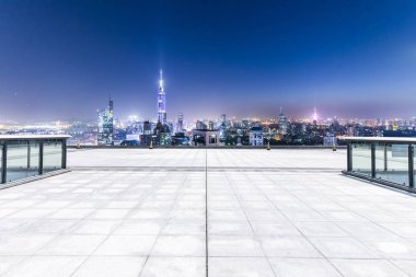 Panoramik manzarası ve binaları geceleri boş yol ile