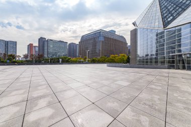 Panoramik siluet ve boş yolu, boş beton zemini olan modern iş binaları.