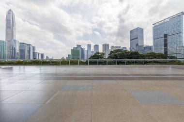 Panoramik siluet ve boş yolu, boş beton zemini olan modern iş binaları.