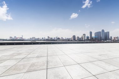 Panoramik siluet ve boş yolu, boş beton zemini olan modern iş binaları.