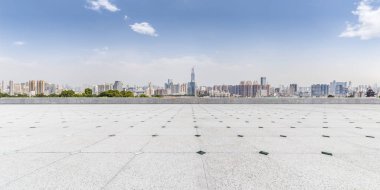 Panoramik siluet ve boş yolu, boş beton zemini olan modern iş binaları.