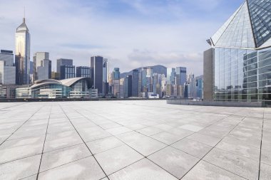 Panoramik siluet ve boş yolu, boş beton zemini olan modern iş binaları.