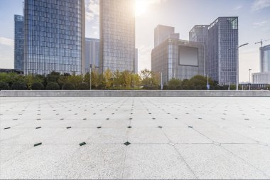 Panoramik siluet ve boş yolu, boş beton zemini olan modern iş binaları.