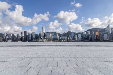 Panoramik siluet ve boş yolu, boş beton zemini olan modern iş binaları.