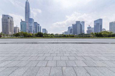 Panoramik siluet ve boş yolu, boş beton zemini olan modern iş binaları.