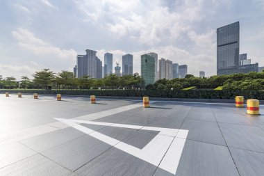 Panoramik siluet ve boş yolu, boş beton zemini olan modern iş binaları.