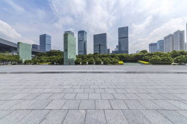 Panoramik siluet ve boş yolu, boş beton zemini olan modern iş binaları.