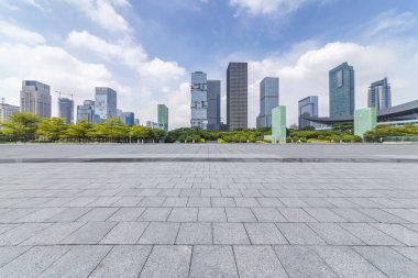 Panoramik siluet ve boş yolu, boş beton zemini olan modern iş binaları.
