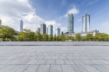 Panoramik siluet ve boş yolu, boş beton zemini olan modern iş binaları.
