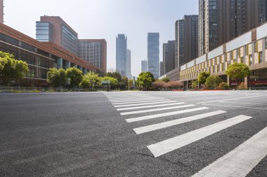 Modern iş ofis binası, boş yere ile boş yol