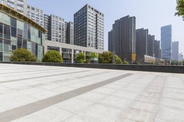 Modern iş ofis binası, boş yere ile boş yol