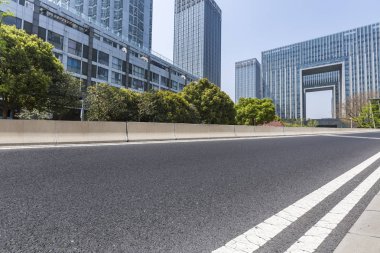 Modern iş ofis binası, boş yere ile boş yol