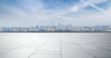 Panoramik siluet ve boş yolu, boş beton zemini olan modern iş binaları.