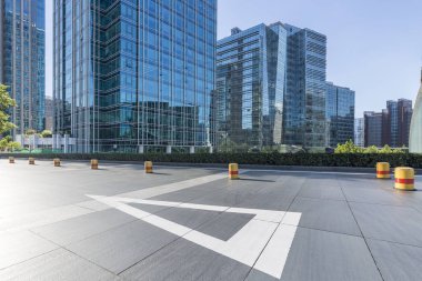 Modern iş ofis binası, boş yere ile boş yol