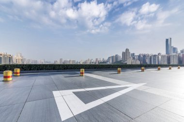 Panoramik ufuk çizgisi ve boş yolu olan binalar