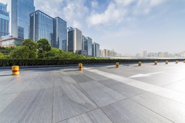 Panoramik ufuk çizgisi ve boş yolu olan binalar