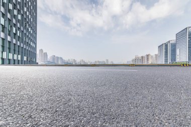 Panoramik ufuk çizgisi ve boş yolu olan binalar