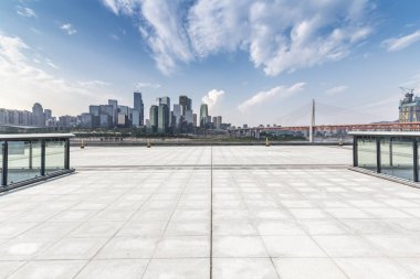 Panoramik ufuk çizgisi ve boş yolu olan binalar