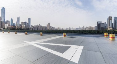 Panoramik ufuk çizgisi ve boş yolu olan binalar