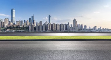 Panoramik ufuk çizgisi ve boş yolu olan binalar