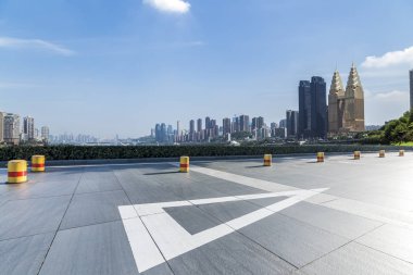 Panoramik ufuk çizgisi ve boş yolu olan binalar