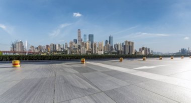 Panoramik ufuk çizgisi ve boş yolu olan binalar