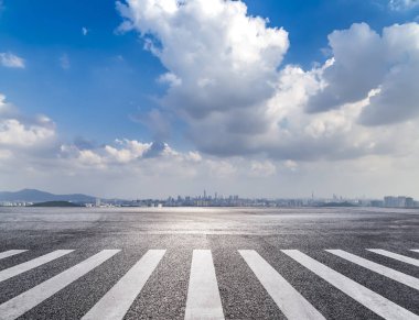 Panoramik ufuk çizgisi ve boş yolu olan binalar