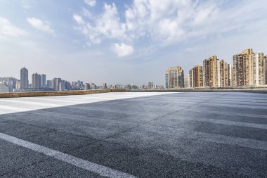 Panoramik ufuk çizgisi ve boş yolu olan binalar