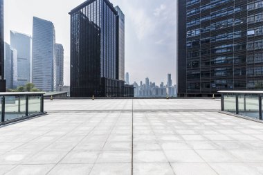 Modern iş ofis binası, boş yere ile boş yol