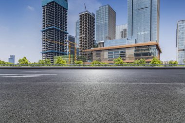 Modern iş ofis binası, boş yere ile boş yol