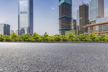 Modern iş ofis binası, boş yere ile boş yol