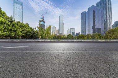 Modern iş ofis binası, boş yere ile boş yol
