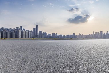 Panoramik ufuk çizgisi ve boş yolu olan binalar