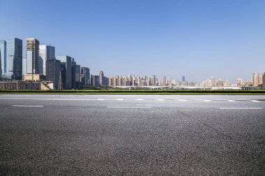Panoramik manzarası ve boş roadchongqing citychina binalarla