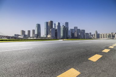 Panoramik manzarası ve boş roadchongqing citychina binalarla