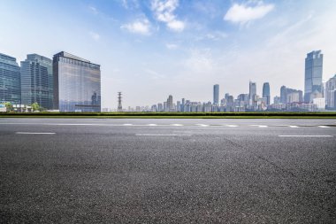 Panoramik manzarası ve boş roadchongqing citychina binalarla