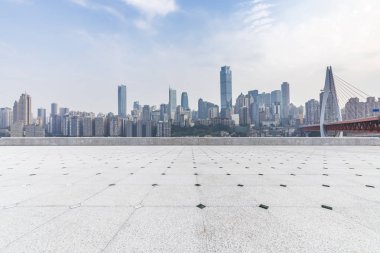 Panoramik ufuk çizgisi ve boş yolu olan binalar