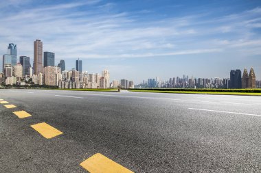 Panoramik manzarası ve boş roadchongqing citychina binalarla