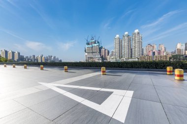 Panoramik manzarası ve binalar boş beton kare floorchongqing citychina ile