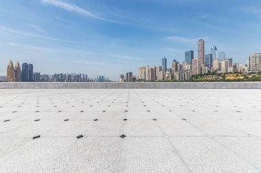 Panoramik manzarası ve binalar boş beton kare floorchongqing citychina ile