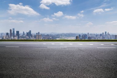 Panoramik manzarası ve boş roadchongqing citychina binalarla